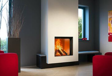 Le foyer Heat Pure bénéficie d’une conception particulièrement avancée à intelligence intégrée ; c’est aussi un des foyers à bois les plus esthétiques disponibles sur le marché. Sa construction est minimaliste, avec une porte pratiquement sans encadrement qui procure une vue optimale du jeu de flammes.